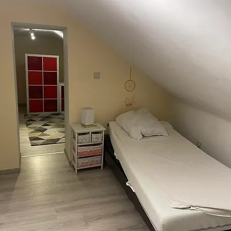 Spacious In 100 M² With Parking 5 Ppl Apartment Charleroi
