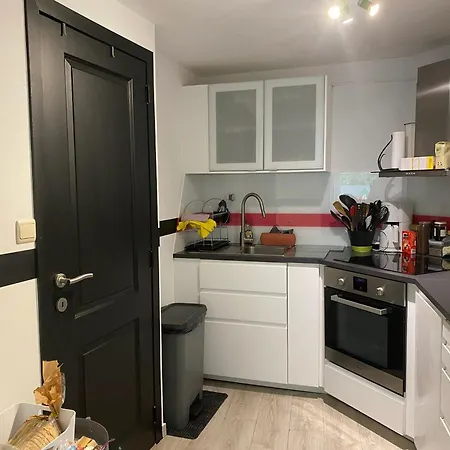 Spacious In 100 M² With Parking 5 Ppl Σαρλρουά